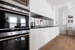Appartement (1 Bedroom) | Cuisine privée | Réfrigérateur, four à micro-ondes, un four, surface de cuisson