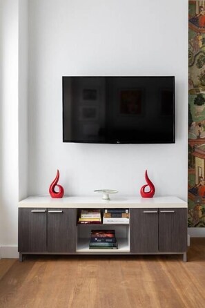 아파트 (1 Bedroom) | 거실 공간 | TV