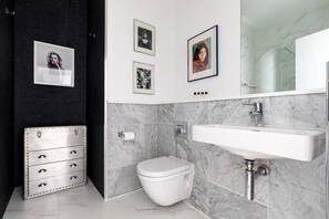 อพาร์ทเมนท์ (1 Bedroom) | ห้องน้ำ | อ่างอาบน้ำและฝักบัวแยกจากกัน, ของใช้ในห้องน้ำฟรี, ไดร์เป่าผม, ผ้าเช็ดตัว