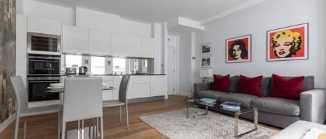 Apartemen (1 Bedroom) | Area keluarga | TV