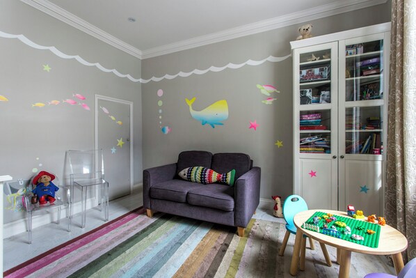 Apartment (4 Bedrooms) | Children’s area