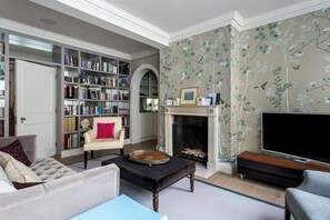 公寓 (4 Bedrooms) | 起居区 | 电视、玩具