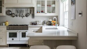 Apartamento (4 Bedrooms) | Cocina privada | Máquina de café espresso, frigorífico, microondas y horno