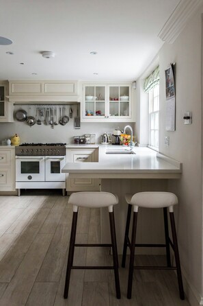 公寓 (4 Bedrooms) | 私人厨房 | 冰箱、微波炉、烤箱、炉灶