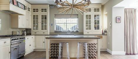 Appartement (1 Bedroom) | Privékeuken | Een microgolfoven, een oven, een kookplaat, een vaatwasser