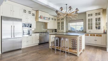 Apartment (1 Bedroom) | Private kitchen | Microwave, oven, stovetop, dishwasher