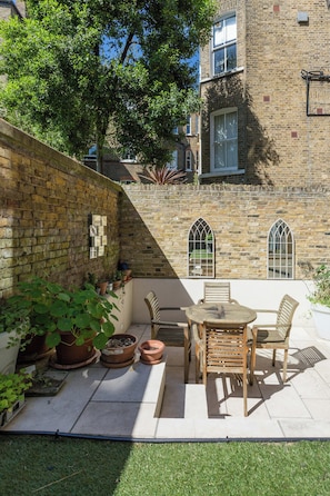 Outdoor dining - Holland Park Avenue VII by Onefinestay (London)