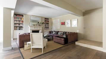 Apartment (1 Bedroom) | Living area | TV