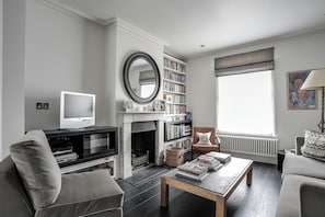 Apartment (3 Bedrooms) | Living area | TV