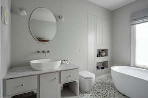 Apartment (3 Bedrooms) | Bathroom | Separate tub and shower, free toiletries, hair dryer, towels