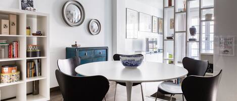 Apartment (2 Bedrooms) | Dining room
