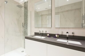 Separate bathtub and shower, free toiletries, hair dryer, towels - Warwick Square IX by Onefinestay (London)