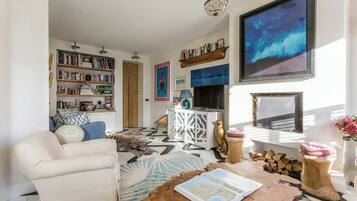 Căn hộ (3 Bedrooms) | Khu phòng khách | TV