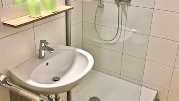 Douche, sèche-cheveux, serviettes fournies, shampoing
