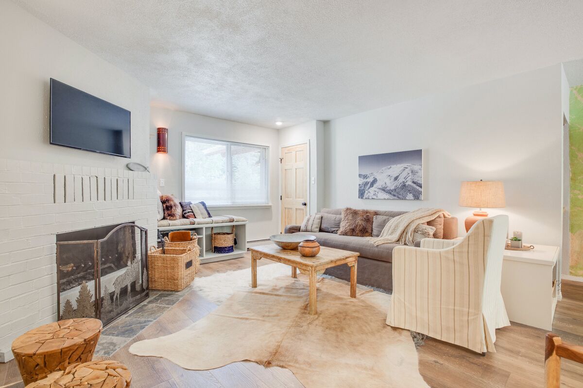 Summer Availability! Unique, Pet-Friendly, Condo with River View and WiFi