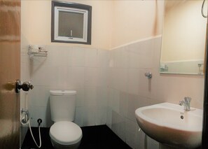 Shower, hair dryer, towels, soap - Cosy apartment situated close to the Heart of the Galle city (Galle)