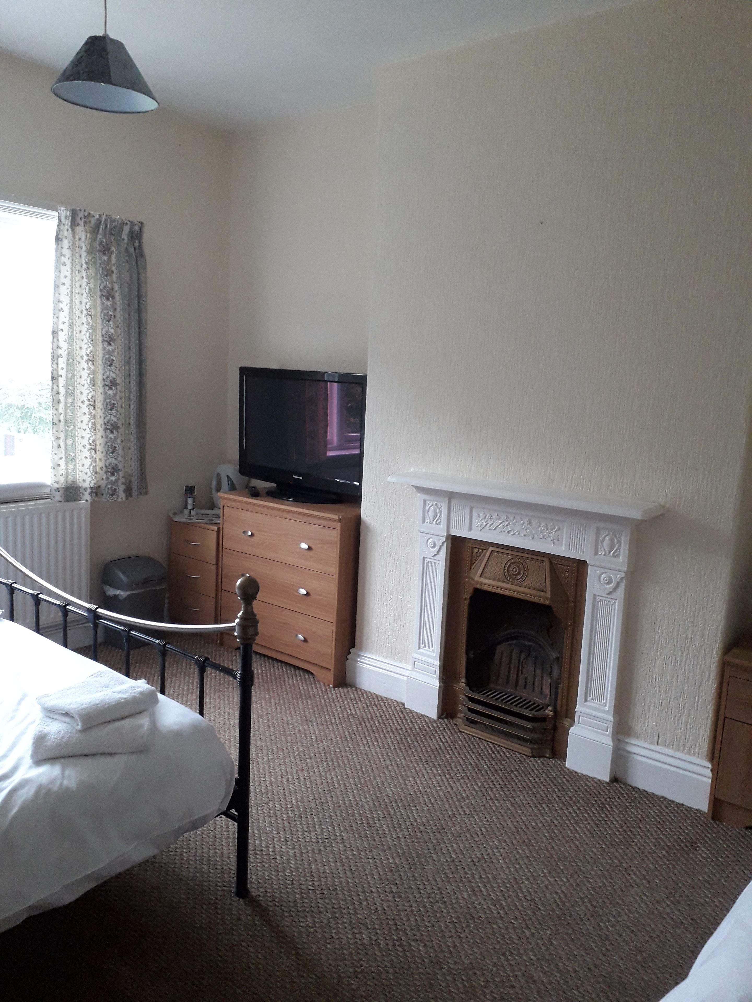 Chambre Familiale, salle de bains commune | Wi-Fi gratuit, draps fournis