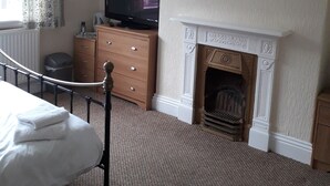 Family Room, Shared Bathroom | Free WiFi, bed sheets - Newton Brewery Inn (Middlewich)