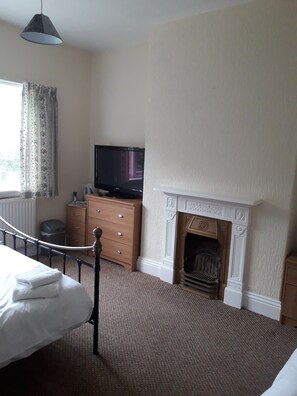 家庭客房, 共用浴室 | 免費無線上網、床單