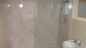 Shower, towels - Newton Brewery Inn (Middlewich)