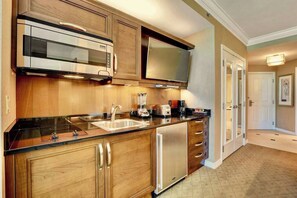 Fridge, microwave, stovetop, coffee/tea maker - No Resort Fee ! Strip View Suite - Pools & Parking (Las Vegas)
