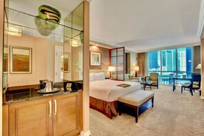 1 Schlafzimmer, Zimmersafe, Schreibtisch, Bügeleisen/Bügelbrett