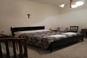 2 bedrooms, iron/ironing board, WiFi