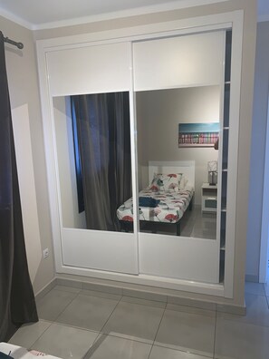 2 chambres, coffres-forts dans les chambres, fer et planche Ă repasser
