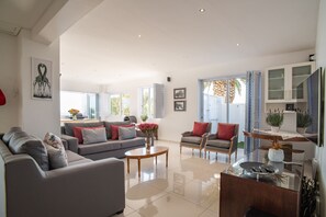 Smart TV - 3 Bed Villa with pool, garden and panoramic views of Table Mountain and the sea. (Cape Town)