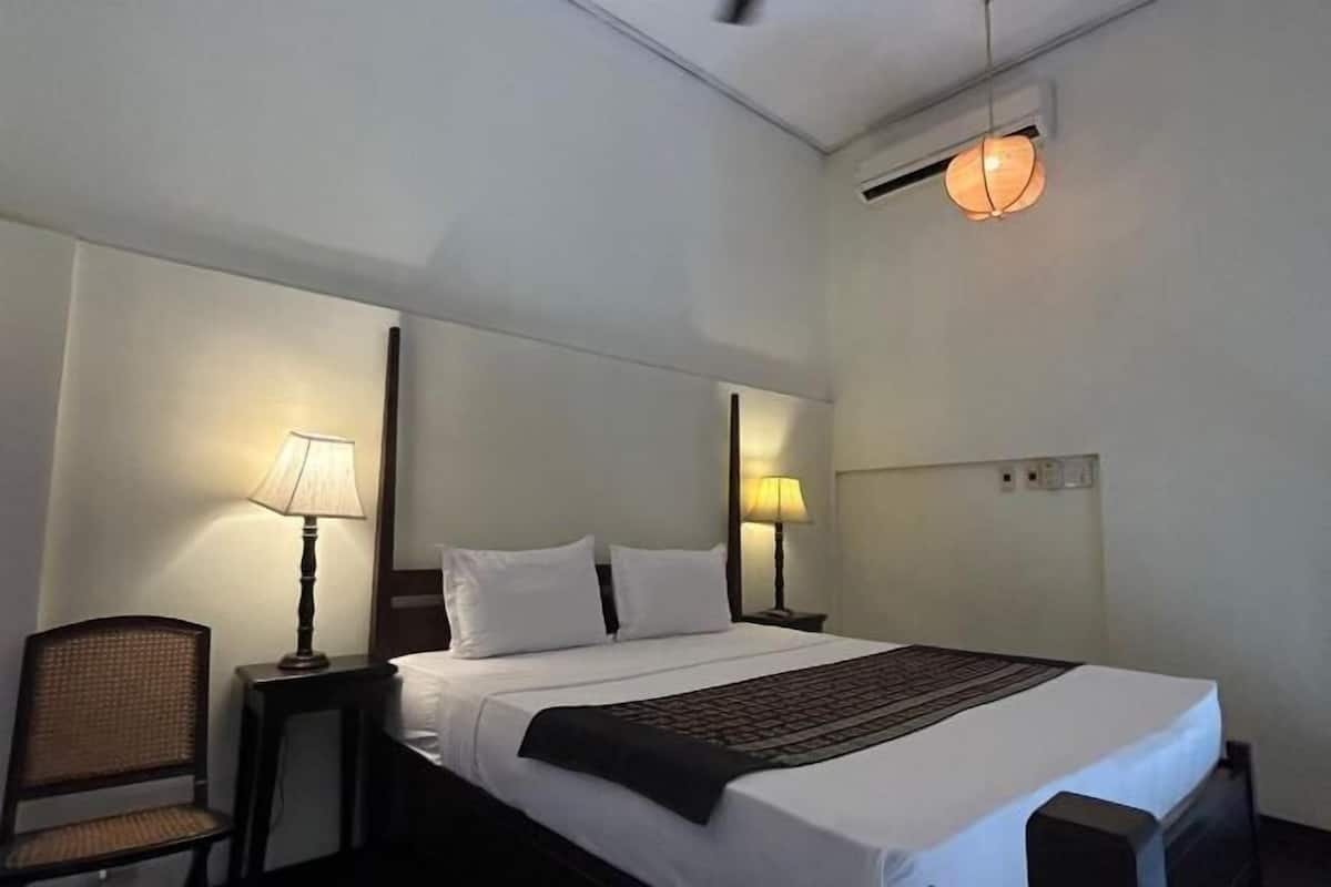 Minibar, caja de seguridad en la habitación y escritorio