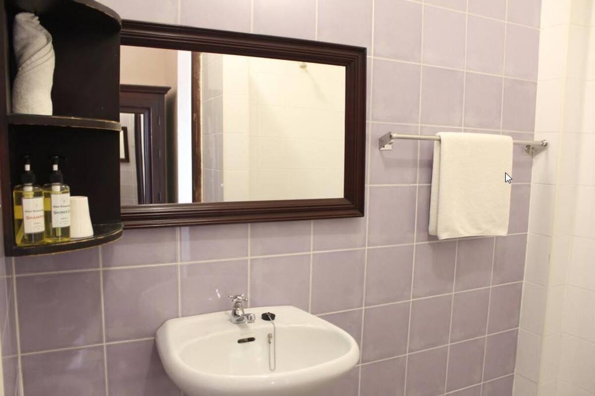 Shower, free toiletries, towels