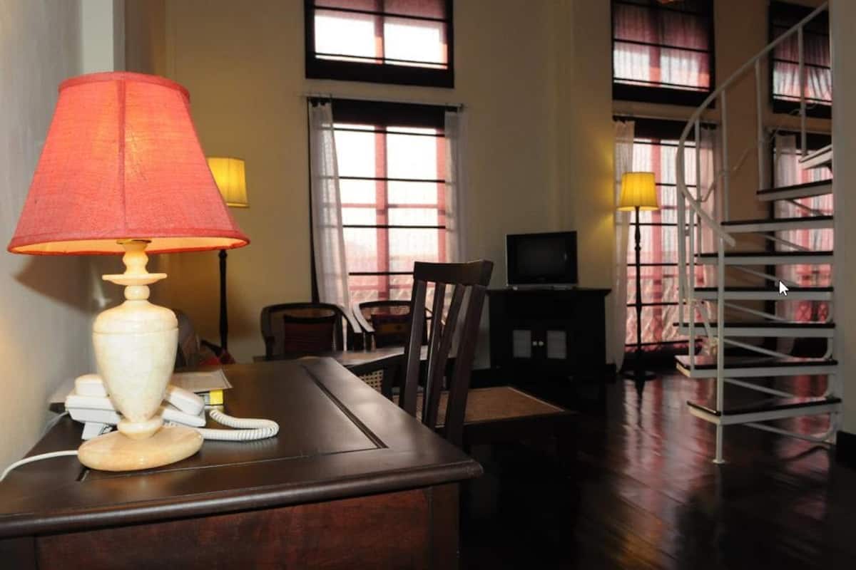 Loft Type Suites | Minibar, in-room safe, desk, blackout drapes