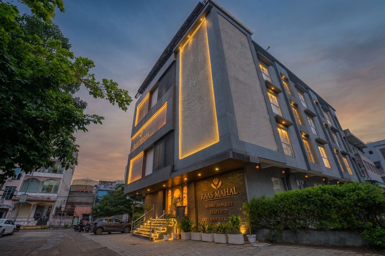 Un hotel de diseño moderno, con una entrada destacada que incluye escalones y un cartel.