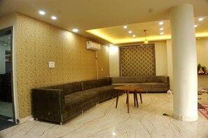 Lobby sitting area - The Raas Mahal (Jaipur)