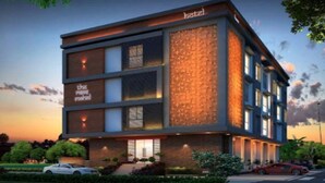 Un hotel moderno de varios pisos con un llamativo letrero que dice 'hotel' en la fachada.