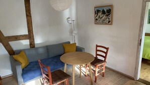 Dining - Cozy apartment with colored clay plaster, forest-quiet site (Prerow)