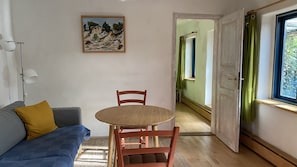 Dining - Cozy apartment with colored clay plaster, forest-quiet site (Prerow)