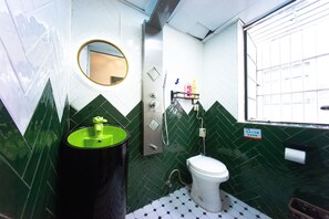 Quarto quádruplo | Banheiro | Chuveiro, produtos de toalete grátis, secador de cabelo, chinelos