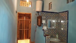 Ducha, cabezal de ducha tipo lluvia, toallas, jabón