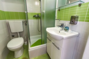 Design Double Room | Bathroom | Shower, hair dryer, towels, soap - Apartments Centrum Split (Split)