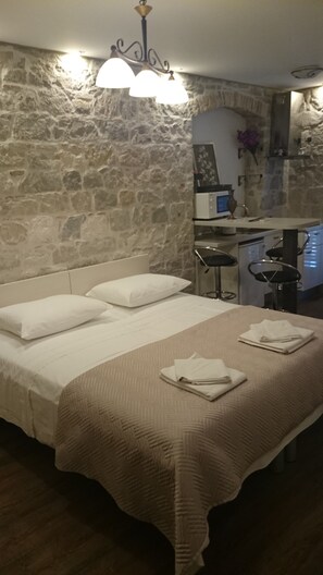 Deluxe Studio Suite | Premium bedding, memory-foam beds, desk, iron/ironing board - Apartments Centrum Split (Split)