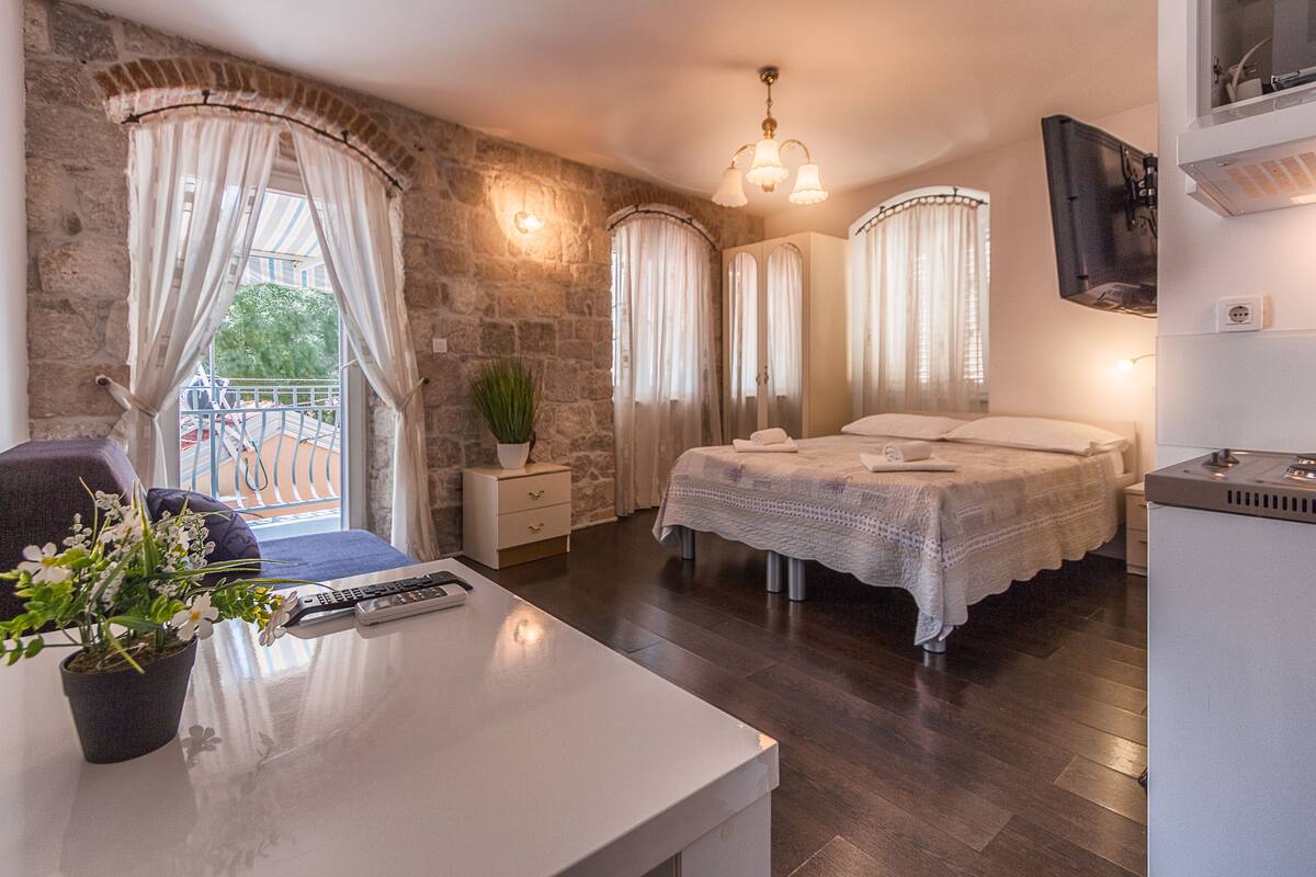 Deluxe Studio Suite | Premium bedding, memory foam beds, desk, iron/ironing board (on request)