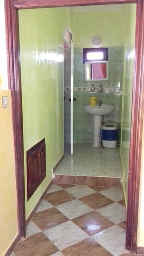 Villa | Bathroom | Combined shower/tub, towels