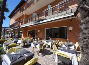 Breakfast, lunch and dinner served - Hotel Firenze (Malcesine)