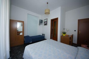 Dreibettzimmer, Balkon, Stadtblick | Zimmersafe, Schreibtisch, kostenloses WLAN, Bettwäsche