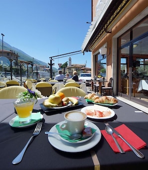 Breakfast, lunch and dinner served  - Hotel Firenze (Malcesine)