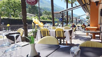 Aperto a colazione, pranzo e cena, cucina locale