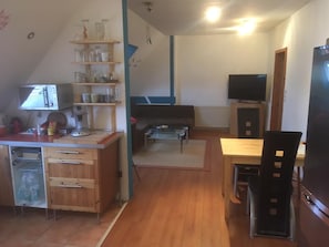 Comfort Apartment | Private kitchenette | Full-size fridge, microwave, stovetop, cookware/dishes/utensils - Gästehaus Ketsch (Ketsch)