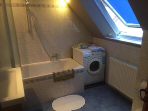 Comfort Apartment | Bathroom | Shower - Gästehaus Ketsch (Ketsch)
