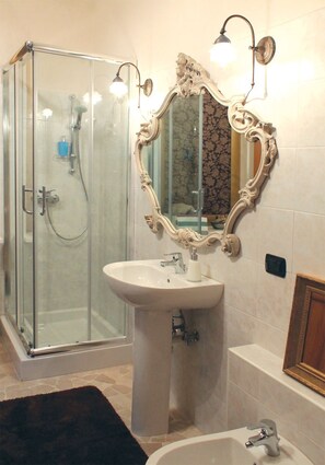 Dobbeltværelse (Margherita) | Badeværelse | Hårtørrer, bidet, håndklæder, Sæbe